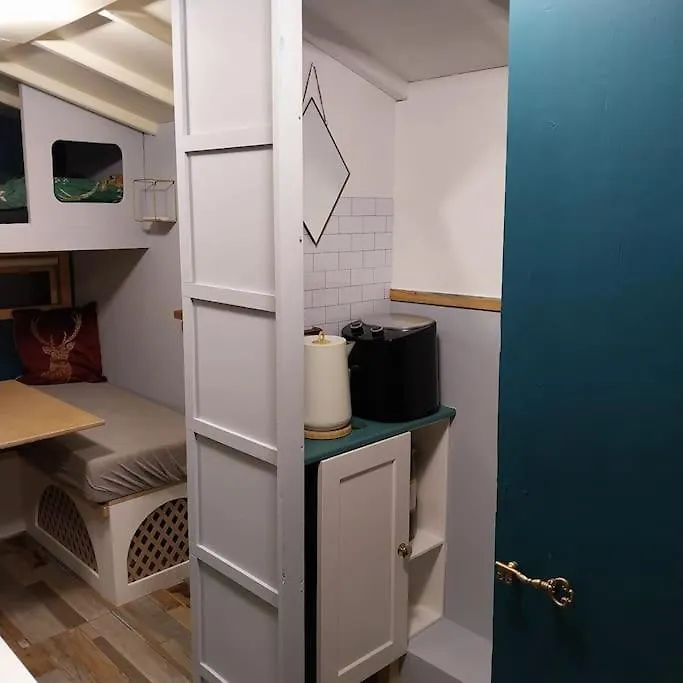 Tiny Home - With Private Shower Room In Separate Outbuilding Nottingham Apartment